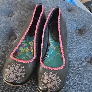 Chic Black and Pink Women's Flats